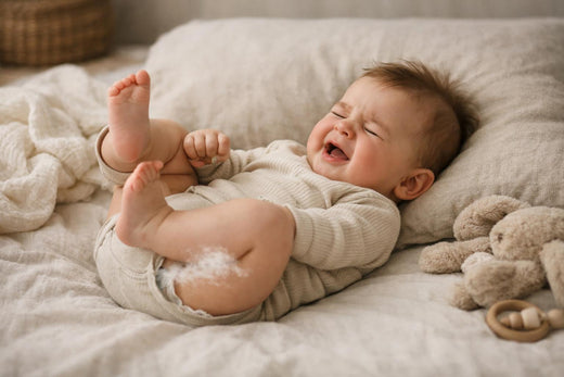 Los bebés se mueven y se tiran pedos: causas, soluciones rápidas y señales de alerta