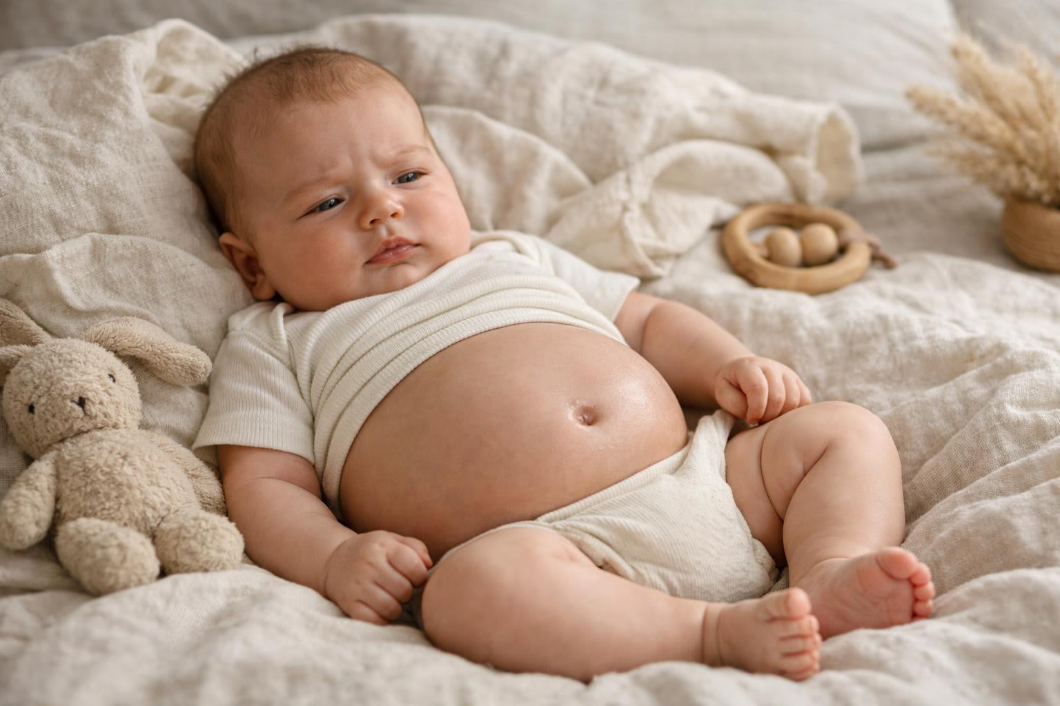 Bebé con el vientre hinchado