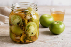 Tomate verde em vinagre de sidra: receita caseira de pickles
